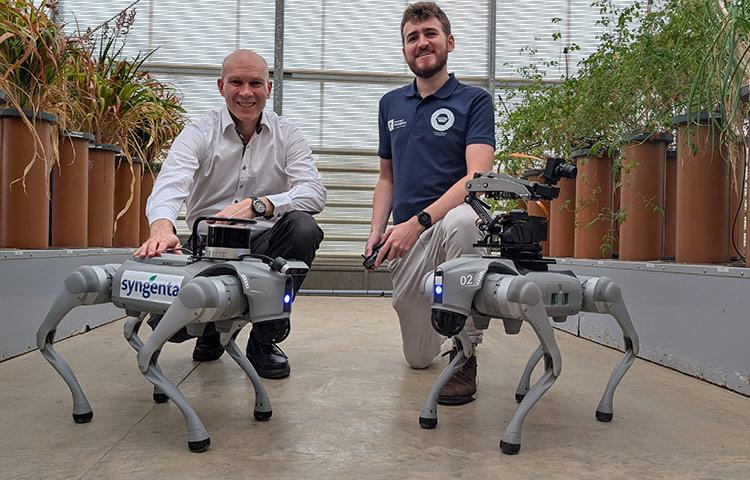 A Syngenta és a Nottinghami Egyetem szakemberei a fejlesztés alatt álló robotkutyákkal.